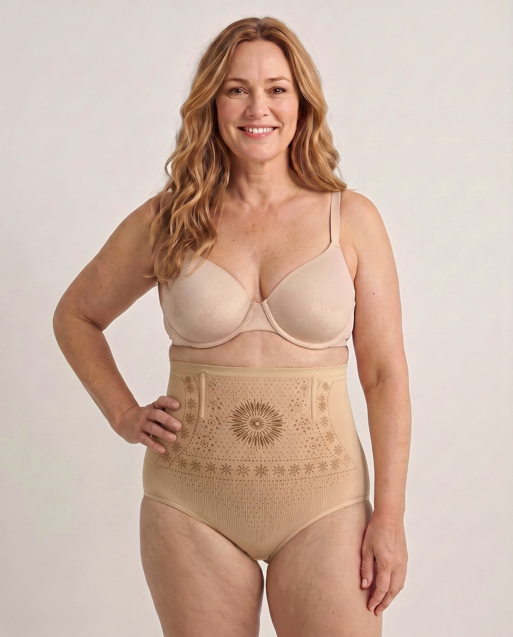 Vrouw in de HighFitPro beige, vooraanzicht