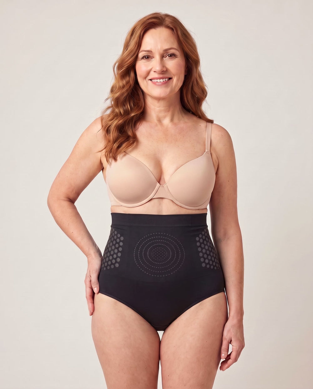 Vrouw in de HighFitPlus zwart, vooraanzicht